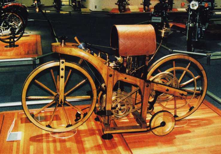 Pierwszy motor Daimlera z 1885 roku - 1 KM, 900 obr/min.